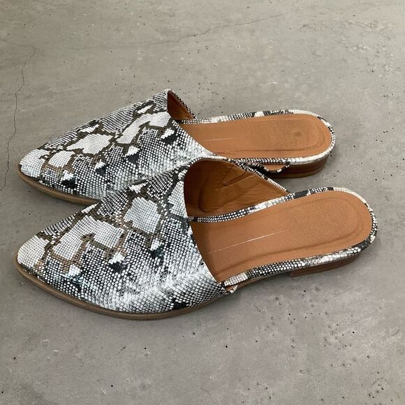 Report Illumi Asymmetrical Pointed Toe Snakeskin Flat - Picture 2 of 4